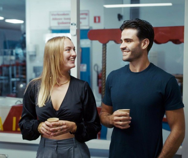 Sidney weet Angelo's familie duidelijk nog niet te overtuigen in Welkom bij de Familie