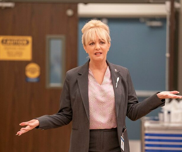 Wendi McLendon-Covey wordt buitengesloten van alle roddels in St. Denis Medical 
