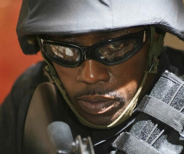 Wesley Snipes vermoordt de verkeerde in The Contractor