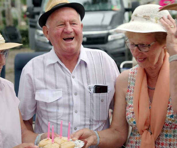 Een regenachtige dag brengt goede gesprekken op gang in We Zijn Er Bijna!