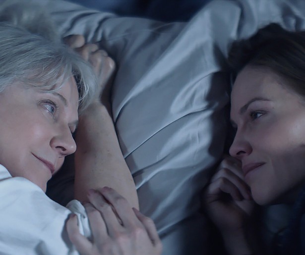 Hilary Swank zorgt voor haar moeder in What They Had