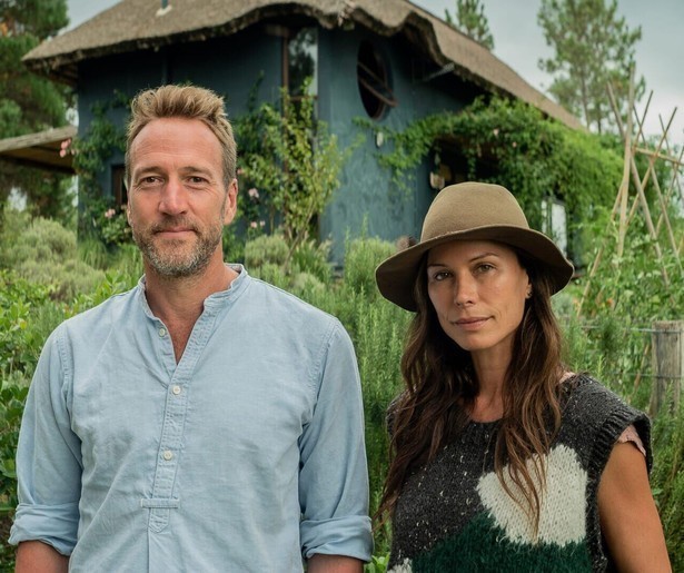 Ben Fogle gaat langs bij de Britse actrice Rhona Mitra in Where the Wild Men Are with Ben Fogle