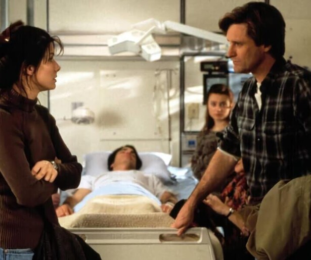 Sandra Bullock redt het leven van de man van haar dromen in While You Were Sleeping