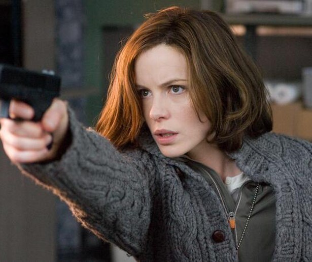 Kate Beckinsale staat in de kou