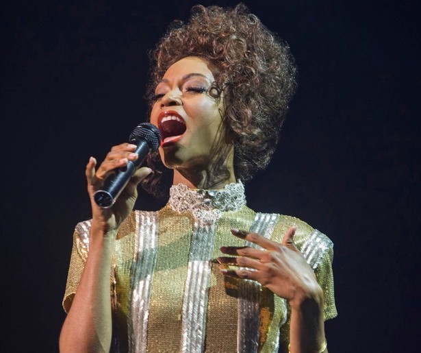 Leer meer over het tragische leven van Whitney Houston in Whitney