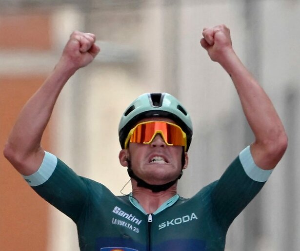 De renners sprinten door naar het eindpunt van de Vuelta 2025: de Plaza de Cibeles