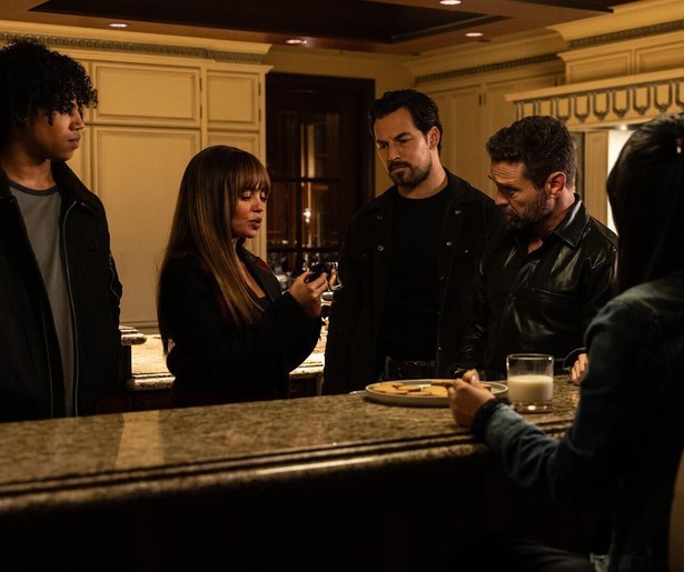 De tijd dringt voor Giacomo Gianniotti en Vanessa Morgan in Wild Cards