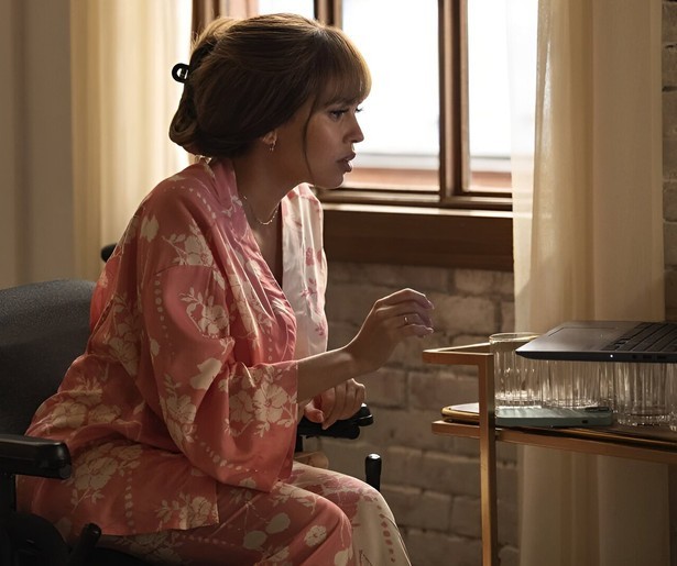 Vanessa Morgan is getuige van een moord in Wild Cards