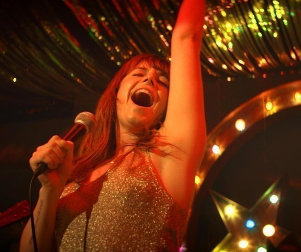 Jessie Buckley wil een bekende countryzangeres worden in Wild Rose