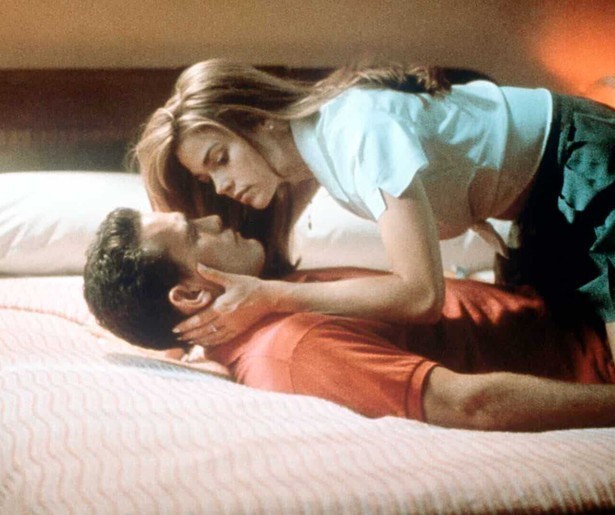 Denise Richards probeert Matt Dillon te verleiden in Wild Things