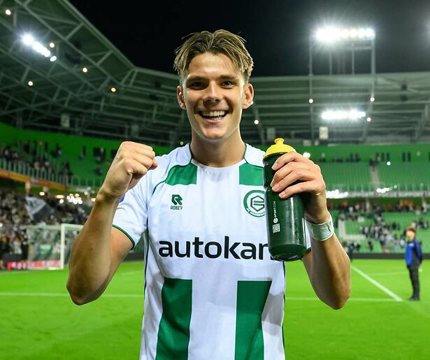 Stilzitten is er voor FC Groningen-voetballer Brynjólfur Willumsson niet bij in strijd tegen NAC