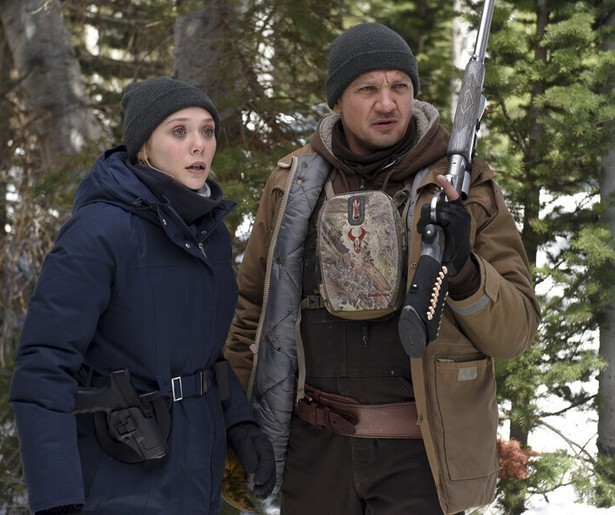 Jeremy Renner helpt Elizabeth Olsen in Wind River
