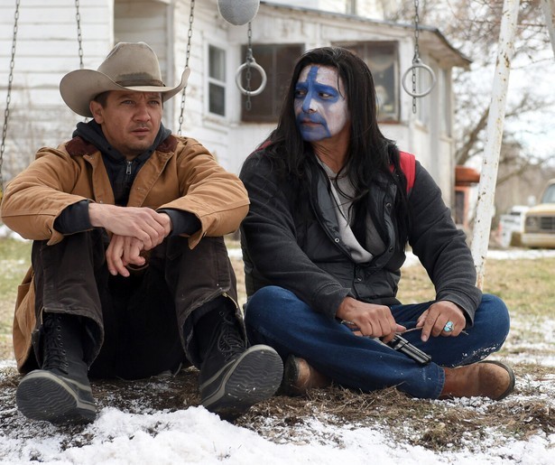 Jeremy Renner helpt Elizabeth Olsen een handje