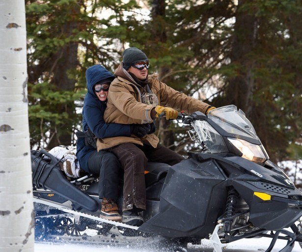 Jeremy Renner helpt Elizabeth Olsen een handje in Wind River