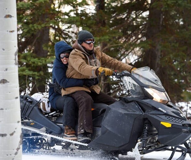 Jeremy Renner helpt Elizabeth Olsen een handje in Wind River