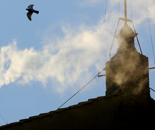 De TV van gisteren: Eva Jinek profiteert met talkshow van witte rook uit Sixtijnse Kapel