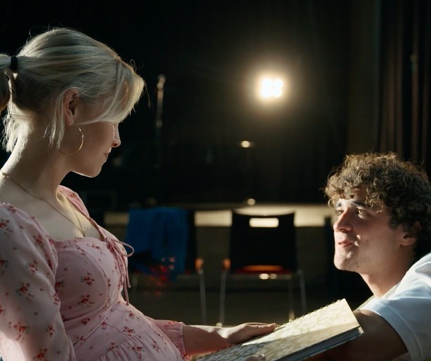 Britt twijfelt aan de ware intenties van Sasha in Woeste Grond