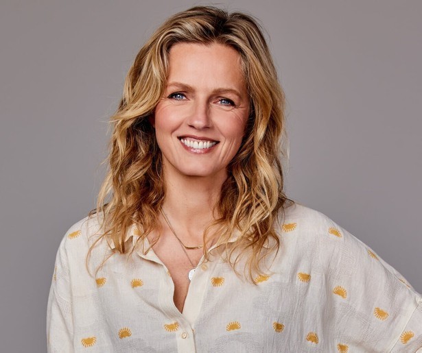 Leonie ter Braak helpt stellen hun droomhuis te vinden in Wonen onder de Zon voor Minder dan een Ton