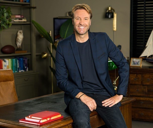 Mr. Frank Visser bekijkt de gebreken van een drone in Wordt u al Geholpen?