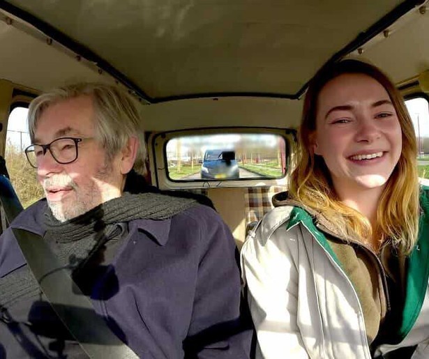 Emma en Maarten praten over (oude) auto's in Wortelboer en Van Rossem