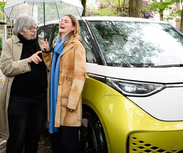 Emma Wortelboer sleept Maarten van Rossem mee naar de hoedjesparade in Wortelboer en Van Rossem