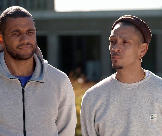 Basketballer Worthy de Jong brengt een bezoekje aan Dream School