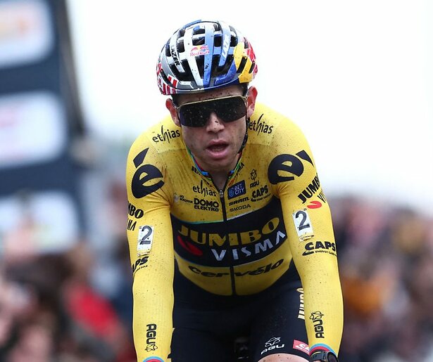 Wout van Aert trotseert de kinderkopjes tijdens voorjaarsklassieker Parijs-Roubaix 2024