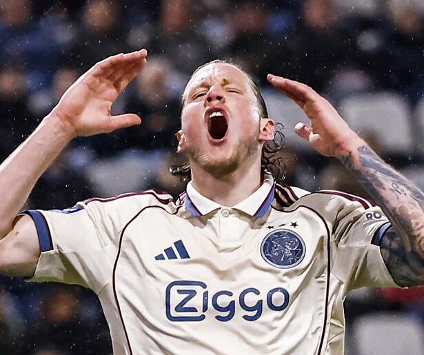 Studio Sport Voetbal toont een samenvatting van de match tussen Ajax en PSV