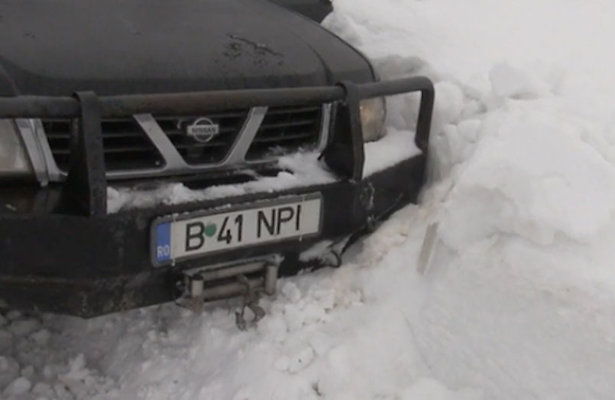 Fred Teeven en Kalvijn rijden zich vast in de sneeuw