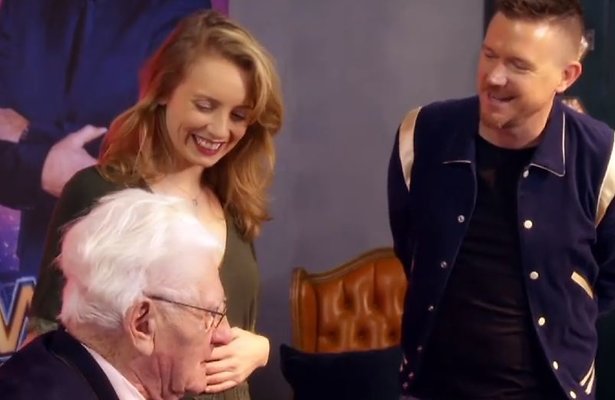 Videosnack: We want more: Tess ontroert met Franstalig lied voor haar opa