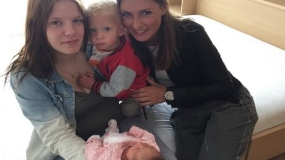 Patty, Melisa en Euvgenia in Vier Handen Op een Buik