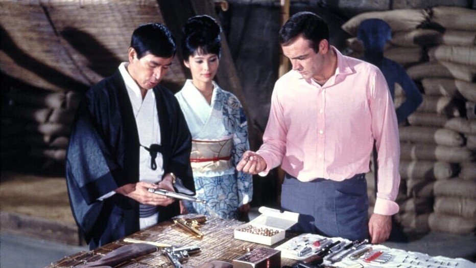 Tetsurô Tanba, Akiko Wakabayashi en Sean Connery in You Only Live Twice Tetsurô Tanba, Akiko Wakabayashi en Sean Connery in You Only Live Twice