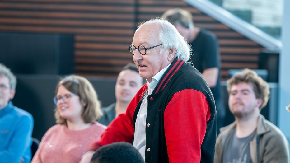 Youp van 't Hek in eerste aflevering Een Buitengewoon Gesprek