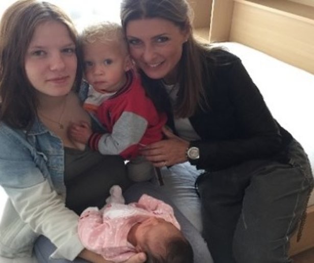 Patty, Melisa en Euvgenia in Vier Handen Op een Buik