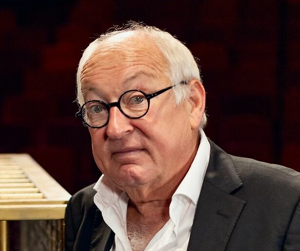 Youp van 't Hek recenseert Oerol-optreden in Opium op Oerol