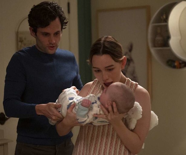 De eerste foto's van You seizoen 3 inclusief de baby van Joe