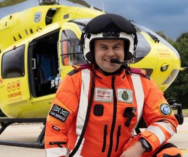 Gevallen bergbeklimmer krijgt hulp in Yorkshire Air 999