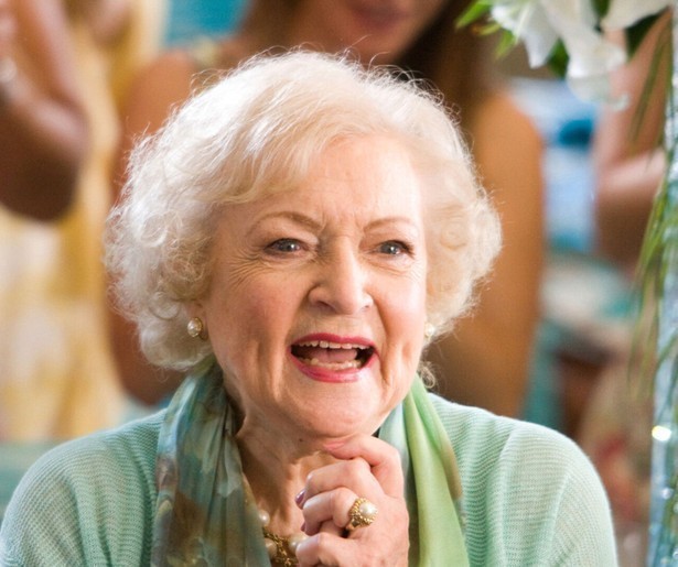 Betty White steelt de show in komedie You Again
