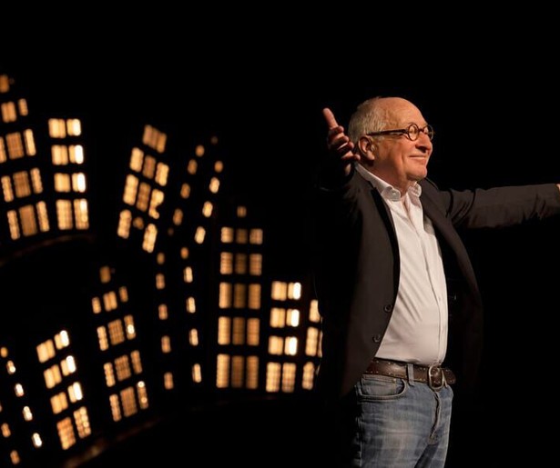 Youp van 't Hek blikt nog eenmaal terug op zijn rijke carrière in de tv-registratie Youp van 't Hek: De Laatste Ronde