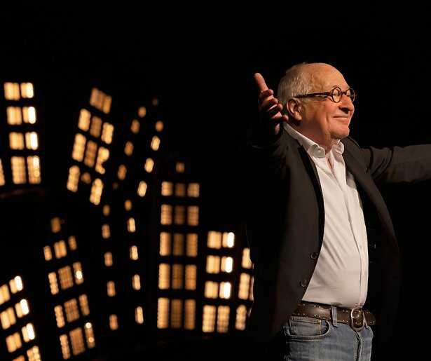 Cabaretier Youp van 't Hek staat nog eens in de spotlights in herhaling Youp.