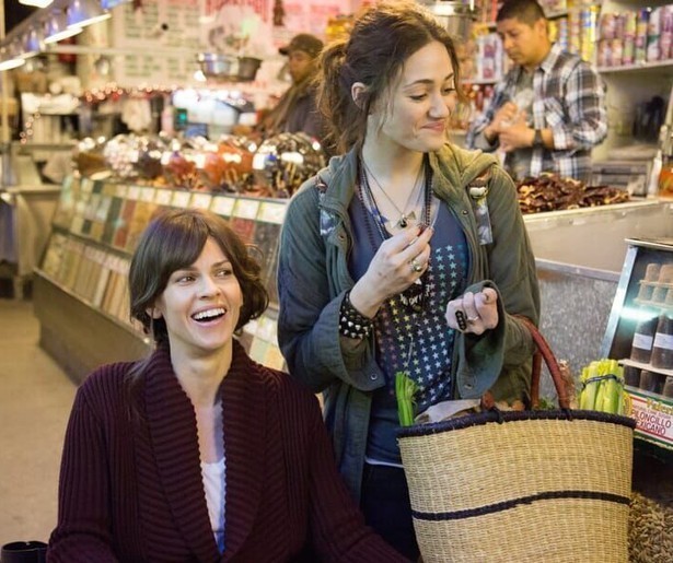 Hilary Swank en Emmy Rossum ontwikkelen een bijzondere band in You're Not You