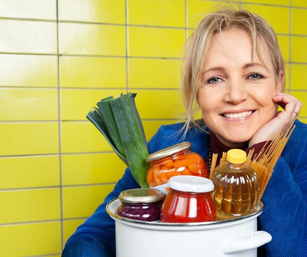 Yvon Jaspers gaat in gesprek met mensen met een klein budget in Kook van Jou