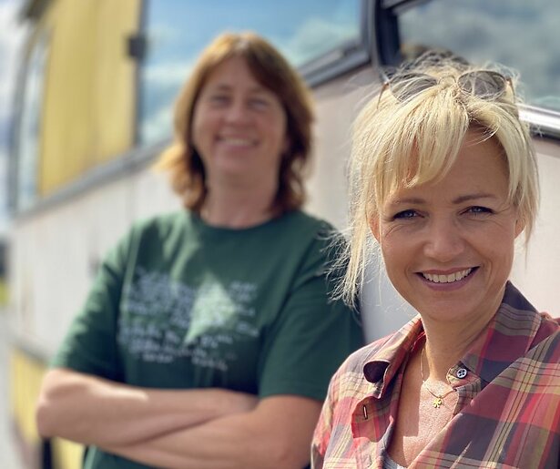 Yvon Jaspers en boerin Bertie trekken door Europa in nieuw seizoen Onze Boerderij in Europa