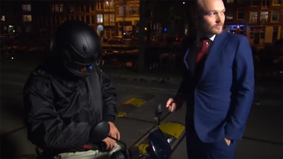 Jeroen Pauw heeft glansrol als drugsdealer in Zondag Met Lubach Jeroen Pauw heeft glansrol als drugsdealer in Zondag Met Lubach