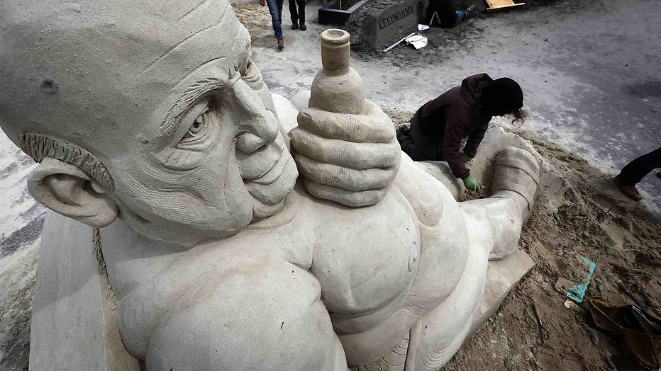 Wedstrijd tussen zandkunstenaars bij Omroep MAX