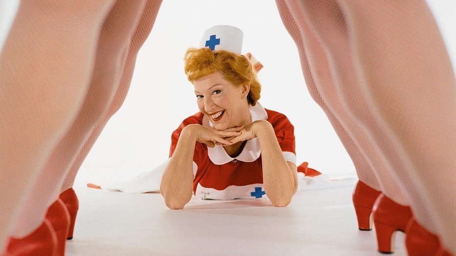 Loes Luca als zuster Clivia in Ja Zuster, Nee Zuster