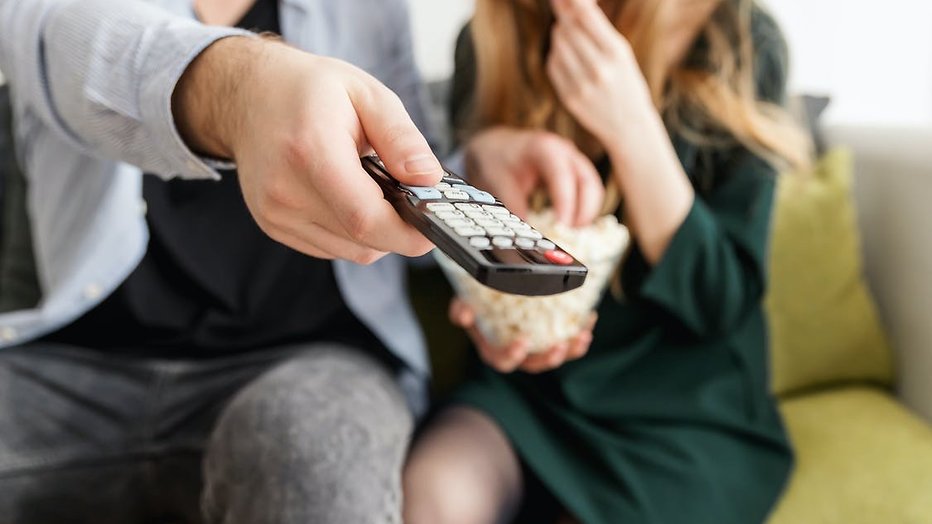 Zapper en popcorn klaar om te kijken Zapper en popcorn klaar om te kijken