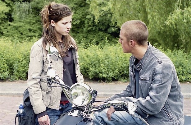 Pubermeisje aan de xtc