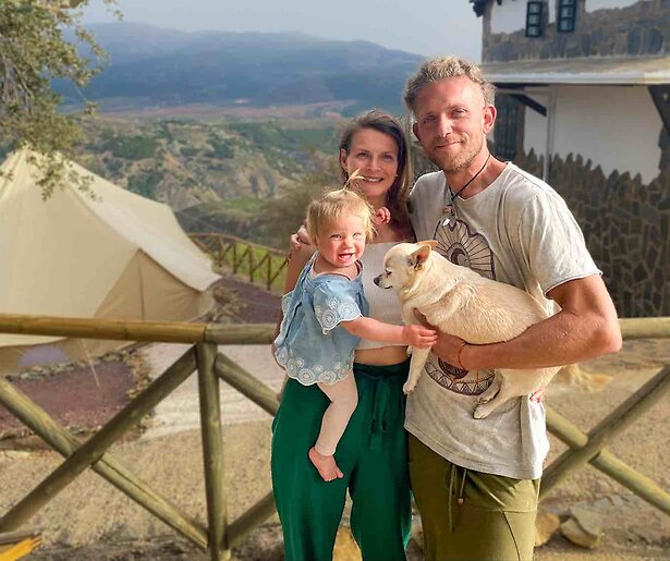 De TV van gisteren: Kijkers in een deuk om zweverig stel in Ik Vertrek 