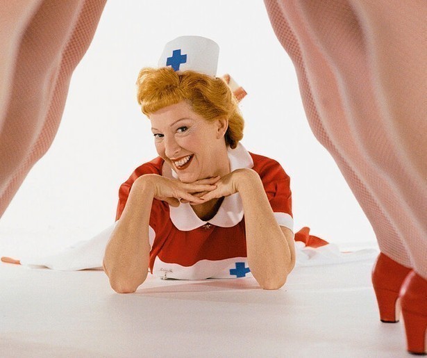 Loes Luca brengt leven in de brouwerij in Ja Zuster, Nee Zuster